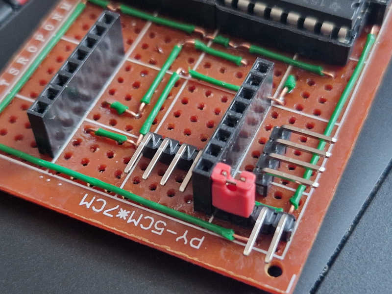 The idea of ​​placing additional contacts near the WeMos D1 mini board